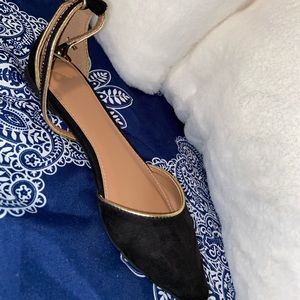 Black and gold flats.